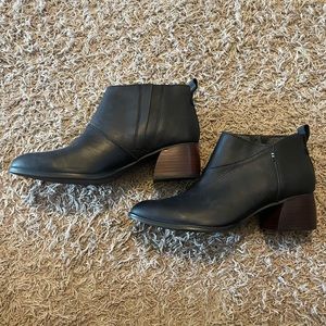 Toms Leilani black leather pull on style booties w/elastic gore insert, size 9.